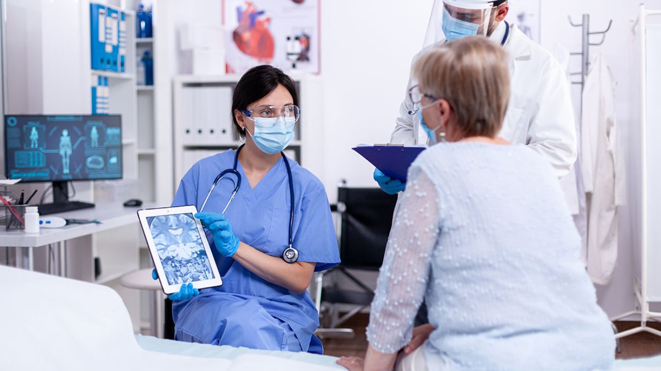 medical-staff-explaining-diagnosis-2021-08-29-13-39-12-utc.jpg